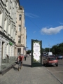 Reklāmas stabs uz ietves Merķeļa ielā pretī Vērmanes dārzam (Vernisāžai)