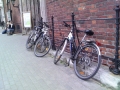 Doma baznīcas ieeja. Velostatīva nav, nākas velosipēdus pieslēgt pie iežogojuma. 22.06.09. foto.